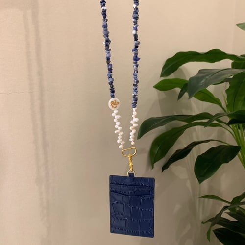 تعليقه بطاقه مع اسم مطلي ذهب + حامل بطاقه جلد