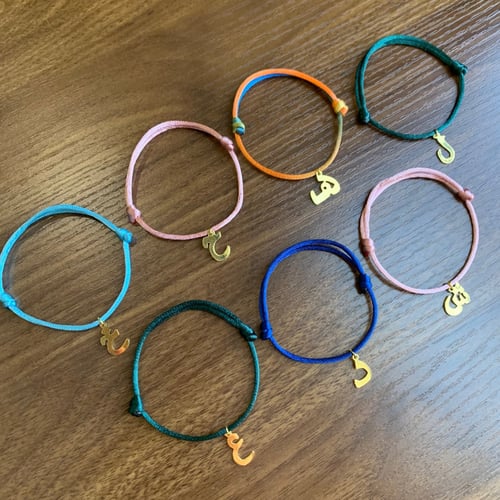 اساور خيط مع حرف عربي مطلي