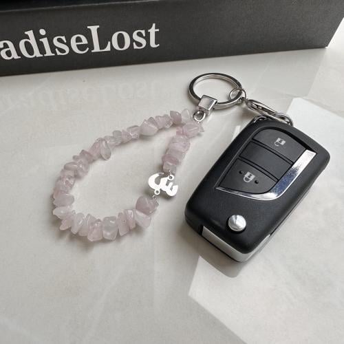 ميداليه مفتاح مع حرف مطلي ذهب