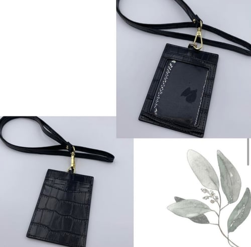 تعليقه بطاقه خرز مع اسم مطلي ذهب وحامل بطاقه جلد