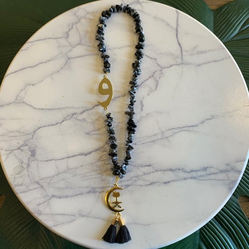 تعليقه سياره حجر اسود بحرف مطلي ذهب