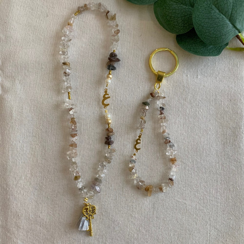 تعليقه سياره مع حرف مطلي ذهب