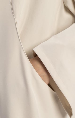 عباية مع فستان من الكريب لون نود