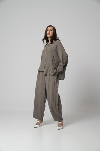 طقم نسائي بلون بني فاتح - قميص بأزرار مع بنطلون وا...