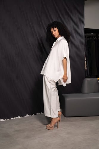 طقم نسائي مريح بلون أوف وايت - بلوزة فضفاضة مع بنط...