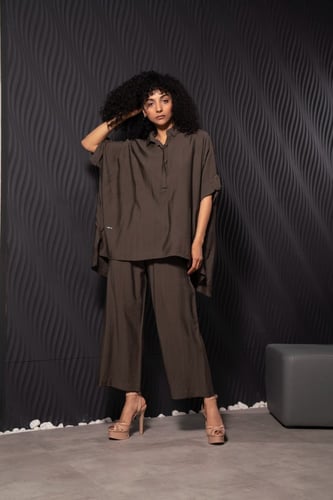 طقم توب وبنطلون لون بني فاتح