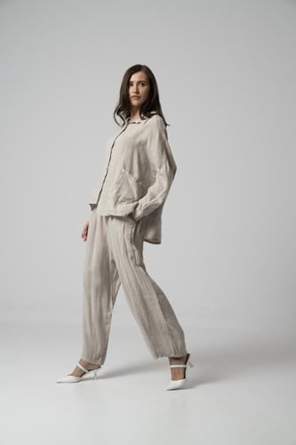 طقم نسائي بلون بيج - قميص بأزرار مع بنطلون واسع