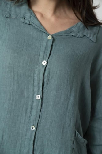 طقم نسائي بلون تركوازي - قميص بأزرار مع بنطلون واس...