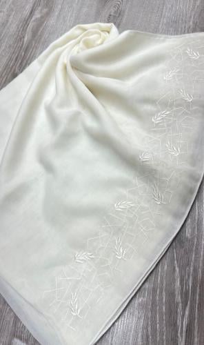 طرحة بتطريز ابيض