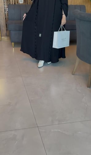 كسرتين من الامام بتطريز ومن الخلف كسره بتطريز