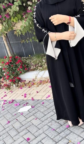 عبايه بتطريز ابيض