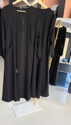 عبايه بجيوب وكلفه مطرزه