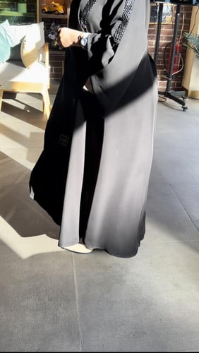 عبايه من الخلف والامام نفس التصميم