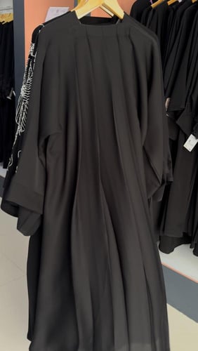 عبايه بكسرات من الخلف