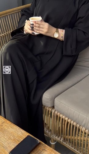 عبايه مقلمه مع الاكتاف كلوش