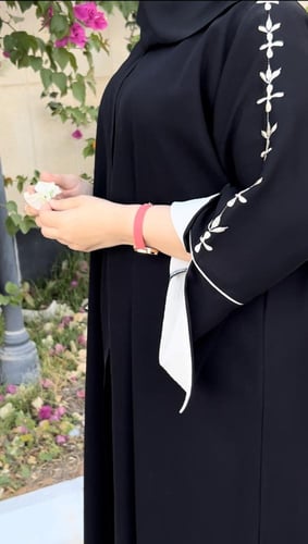 عبايه بتطريز ابيض