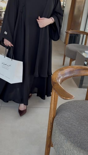 عبايه بكسرات وطبقه + طرحه مجانآ