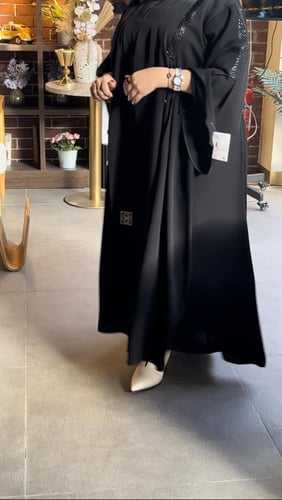 عبايه من الخلف والامام نفس التصميم