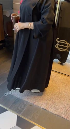 عبايه بازره مع الاكتاف