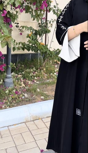 عبايه بتطريز ابيض