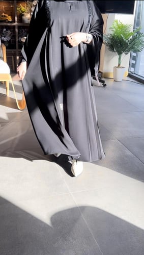 عبايه من الخلف والامام نفس التصميم