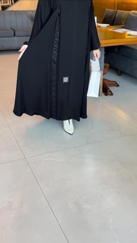 كسرتين من الامام بتطريز ومن الخلف كسره بتطريز