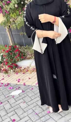 عبايه بتطريز ابيض