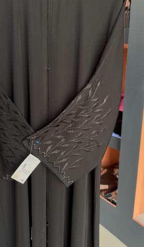 تطريز اسود على الاكمام