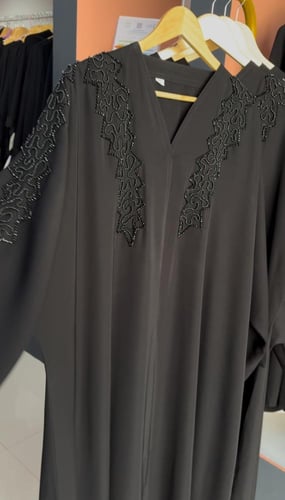 شك اسود على الاكتاف والصدر من الامام والخلف للمناس...