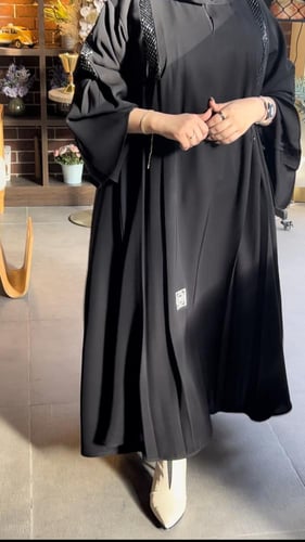 عبايه من الخلف والامام نفس التصميم