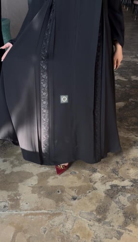 كسرتين من الامام بتطريز ومن الخلف كسره بتطريز