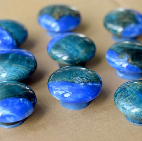 مقبض للفورس تامبر لون بني مخشب ولون ازرق مع الريزن