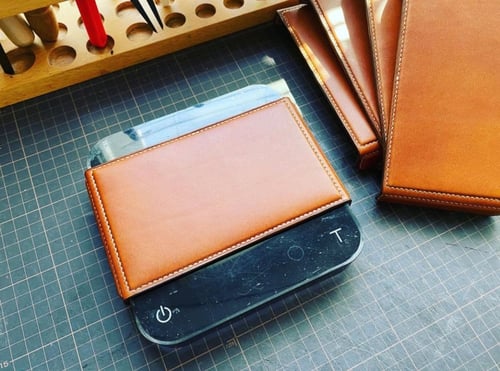 قاعدة من الجلد الطبيعي لميزان آكايا بيرل لون بني