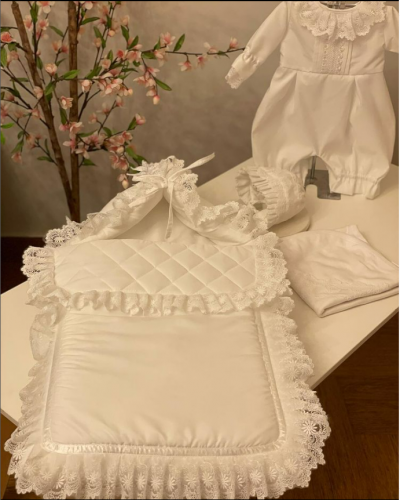 طقم استقبال ابيض مزين بالدانتيل