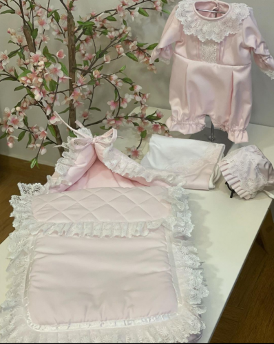 طقم استقبال وردي مزين بالدانتيل