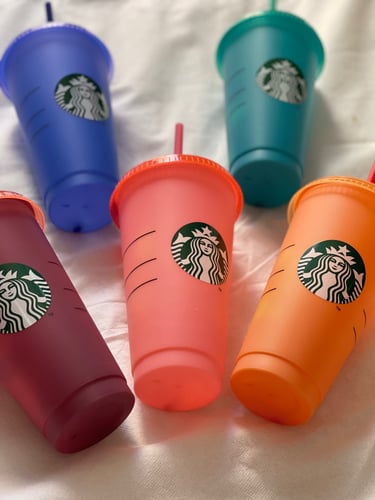 كوب ستاربكس وردي غامق