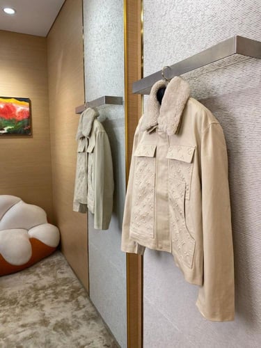 جاكيت LV ( تسليم فوري)