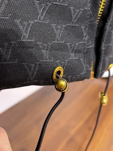 جاكيت LV
