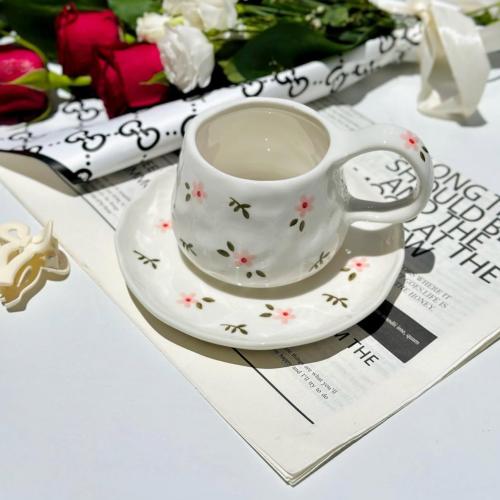 كوب مع صحن سراميك بنقشات ورود