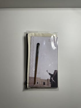 توزيعات عناية شخصية - محفظة وفرشاه مكياج