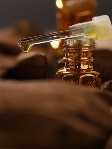 دهن عود هندي ( فاخر )