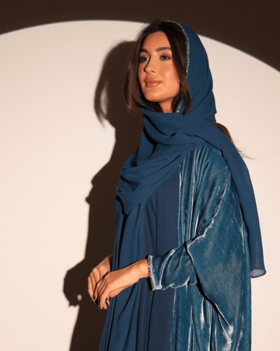 عبايه مخمل فرنسي مع كريب وطرحه شيفون مع كرستال