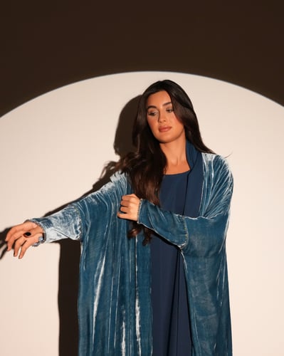 عبايه مخمل فرنسي مع كريب وطرحه شيفون مع كرستال