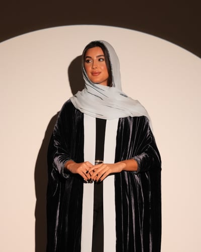 عبايه مخمل فرنسي مع كريب وطرحه شيفون مع كرستال