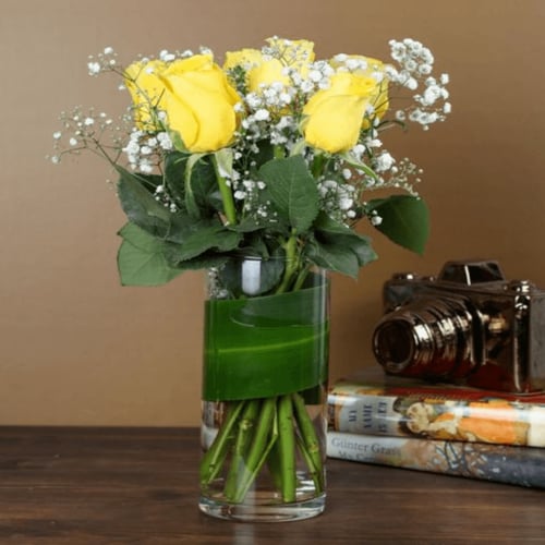 فازة روز اصفر مع الجيبسوفيليا