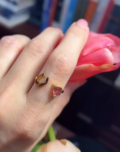 خاتم بتصميم حرف ناعم و حجر التورمالين