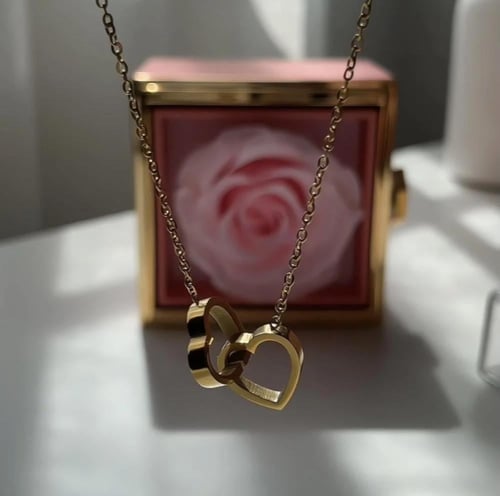 سلسال القلبين مع علبة ورد فاخرة