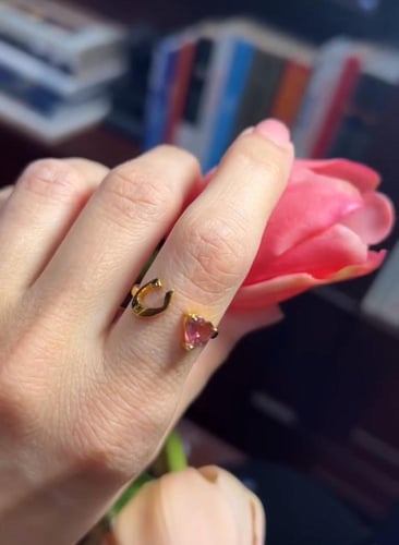 خاتم بتصميم حرف ناعم و حجر التورمالين