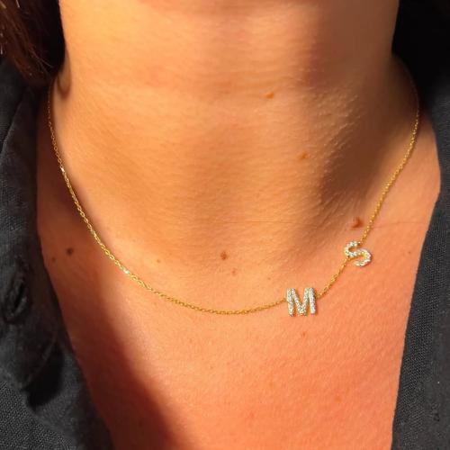 قلادة حرفين أنيق مرصع بالزركون