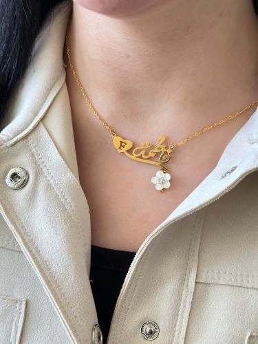 سلسال الاسم بحرف مطلي بالذهب ووردة أنيقة